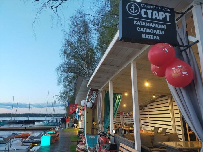 Лаунж-зона станции «Старт» у воды в Ореховой бухте