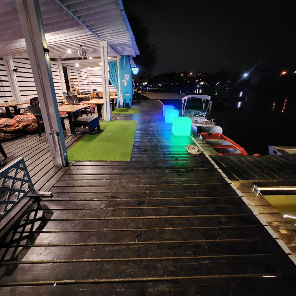 Светящиеся LED-кубы — вариант для корпоратива у воды